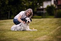 Besitzerin-mit-Hund-beim-Regenbogenshooting