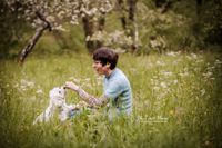 Besitzerin-und-Hund-auf-einer-Blumenwiese