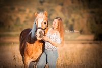 Bild-Haflinger-mit-Besitzerin-Sommer