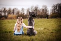 Foto-Deutsche-Dogge-und-Besitzerin-von-hinten-sitzend