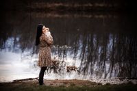 Foto-Frau-mit-Zwergspitz-am-See