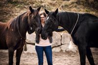Foto-Frau-mit-zwei-Pferden-am-Streicheln