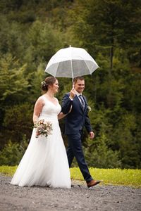 Foto-Hochzeitspaar-laeuft-im-Regen-Schwarzwald