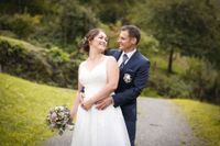 Foto-Hochzeitspaar-schaut-sich-laechelnd-an