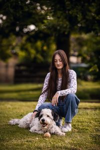 Foto-Hund-mit-Besitzerin-im-Garten