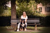 Foto-Hund-mit-Besitzerin-im-Park-auf-Bank