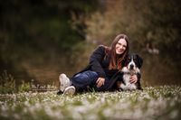 Foto-Mensch-und_Hund-auf-wiese-liegend