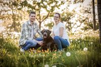 Foto-P&auml;rchen-mit-Hund-in-der-Hocke-lachend