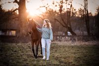 Foto-im-Sonnenuntergang-laufend-Pferd-mit-Besitzerin