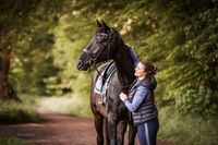 Foto-schwarzer-Wallach-mit-Besitzerin