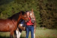 Fotografie-Besitzerin-mit-ihren-zwei-Pferden