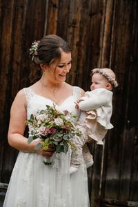 Fotografie-Braut-mit-Baby-und_Blumenschmuck