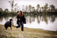 Fotografie-Frau-mit-ihrem-Hund-beim-Spielen