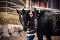 Fotografie-Freiburg-schwarzes-Pferd-mit-Besitzerin