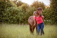 Fotografie-Gl&uuml;cksmoment-zwischen-Frau-und-Pferd