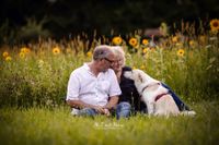 Fotografie-Hund-und-seine-Menschen-auf-Gras-sitzend