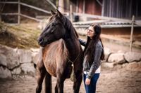 Fotografie-Jungpferd-mit-Besitzerin-stehend