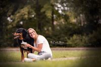 Fotografie-schwarzer-Hund-und-blonde-Besitzerin