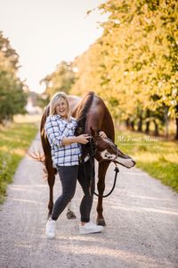 Oberkirch-Paint Horse-kratzt-sich-an-Besitzerin