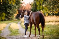 Oberkirch-glueckliche-Besitzerin-mit-Pferd